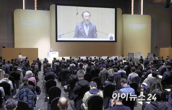 전영현 삼성전자 대표이사 부회장 겸 DS부문장이 지난달 18일 오전 경기 수원시 수원컨벤션센터에서 열린 제57기 정기 주주총회에서 인사말을 하고 있다.[사진=곽영래 기자]