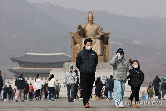 서울 광화문광장에서 시민들이 마스크를 착용한 채 걷고 있다.