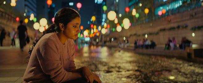 청계천이 낯선 땅에 홀로 선 주인공의 설움을 달래주는 공간으로 그려지는 인도 영화 ‘다시, 서울에서’. [사진 넷플릭스]