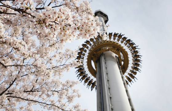 키티와 친구들이 롯데월드에서 놀이기구를 즐기는 장면도 등장한다. [사진 롯데월드]