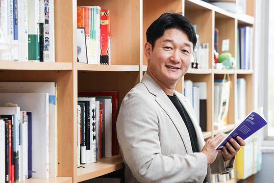 인구학자인 조영태 교수는 ″인구 변동에 따라 2030년대에는 일자리·교육·부동산 등에서 급격한 변화가 이뤄질 것″이라면서 ″이를 대비할 골든타임이 앞으로 5년 남았다″고 강조했다. 김경록 기자