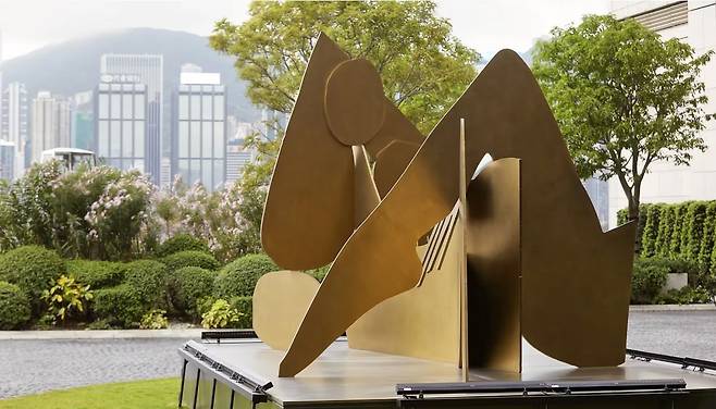 '잠자는 여인' 동상. 호텔을 들어서면 가장 먼저 보인다. 사진 로즈우드 홍콩