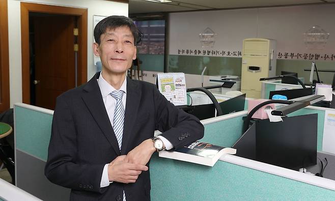 장경천 법무사가 자신의 이름을 딴 서울 서초동 사무실에서 미소를 짓고 있다. 강정현 기자