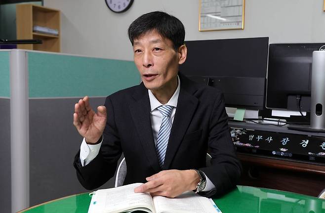 군무원 일을 하던 장경천씨는 마흔의 나이에 법무사 시험에 뛰어들었다. 그렇게 만 8년의 수험생활을 겪었다. 강정현 기자