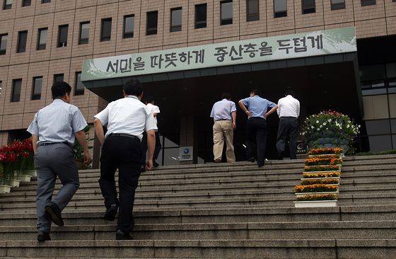 2011년 6월 정부과천청사에 '서민을 따뜻하게 중산층을 두텁게'라는 캐치프레이즈가 걸려 있다. 중앙포토