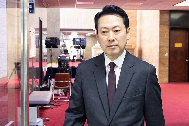 장동혁 국민의힘 대표가 8일 서울 여의도 국회 당대표실로 향하고 있다. 뉴스1