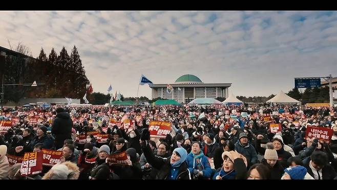 12·3 비상계엄 사태를 다룬 다큐멘터리 '란 12.3'의 한 장면. 사진 NEW