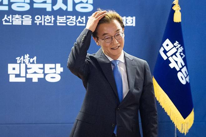 전재수 더불어민주당 의원(부산시장 후보)가 6일 서울 여의도 중앙당사에서 열린 본경선 합동연설회에서 기념 촬영 후 자리로 이동하고 있다. 뉴스1