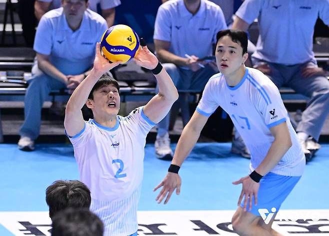 10일 인천 계양체육관에서 열린 현대캐피탈과의 챔프전 5차전에서 패스하는 대한항공 세터 한선수. 사진 한국배구연맹