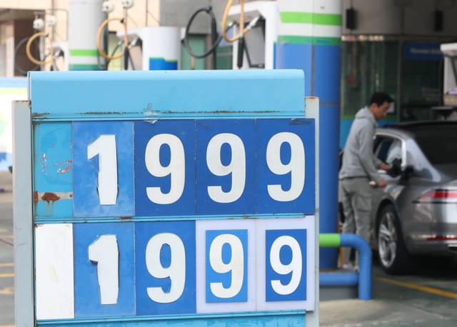 ▲ 이재명 대통령이 국회에서 중동 사태 대응을 위한 추가경정예산안 관련 시정연설을 한 2일 서울 시내 한 주유소에 휘발유·경유 가격 안내문이 놓여 있다. 연합뉴스