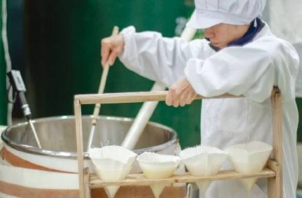 후지니시키 양조장 내부(위). 사케는 쌀을 찐 뒤 효모를 대량으로 증식시켜 만든다. 쌀과 누룩, 물이 어우러지며 특유의 향을 만들어낸다. /김성우·후지니시키 홈페이지