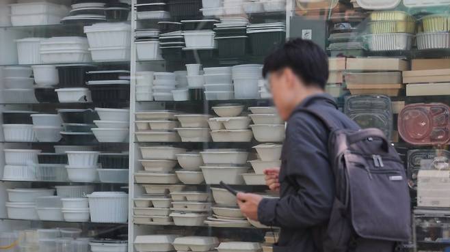 서울 중구 방산시장의 포장재 판매 점포에 플라스틱 용기 제품이 진열되어 있다. 사진=연합뉴스