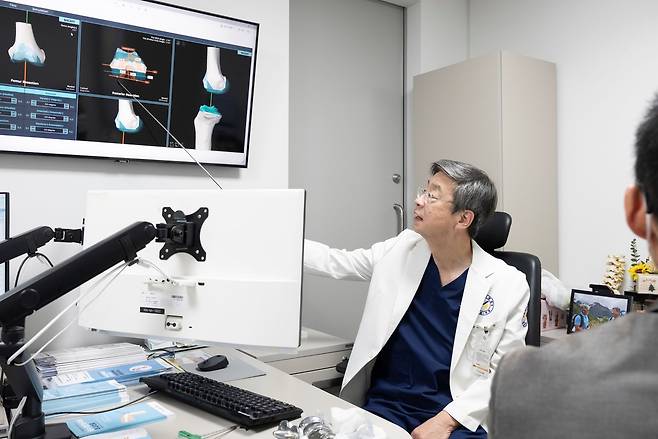 고용곤 연세사랑병원 병원장이 인공지능 기술을 적용한 무릎 인공관절 수술에 대해 설명하고 있다. 연세사랑병원 제공
