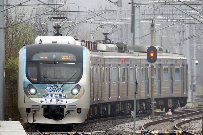 10일 운행이 재개된 ‘DMZ 평화 이음 열차’가 서울역에서 출발해 경기도 파주시 도라산역으로 들어오고 있다. 서울역과 도라산을 오가는 정기 관광열차인 DMZ 평화 이음 열차는 6년 6개월 만에 운행이 재개됐다. 통일부 제공