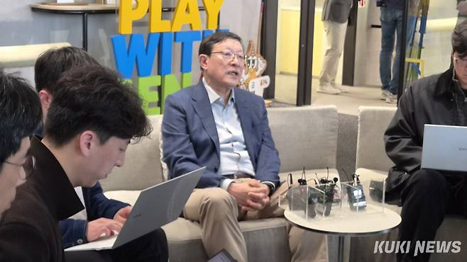 허태수 GS 회장이 서울 강남 GS타워에서 ‘AI혁신위원회 3차 회의’에 앞서 기자들과 인터뷰를 진행 중이다. 이소연 기자&nbsp;