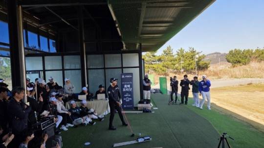 대회 후 열린 흑백요리샷에 출전한 허인회 프로. /민플레이