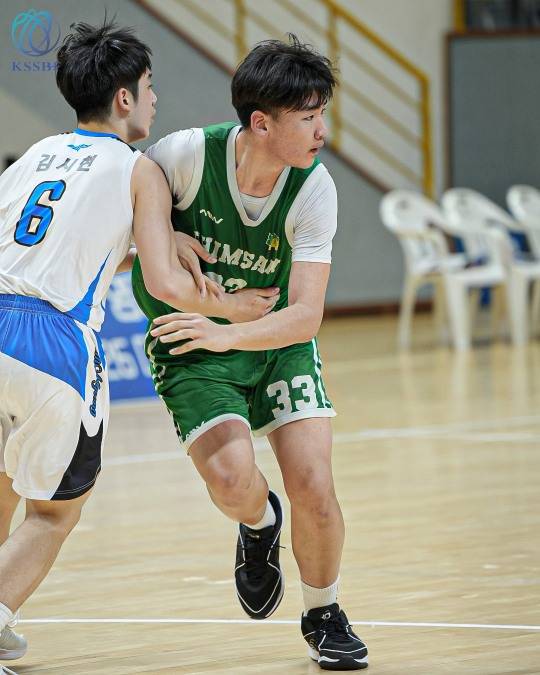 10일 침산중 강민범(오른쪽)이 금명중 수비수와 몸싸움을 하고 있다. [한국중고농구연맹 제공]