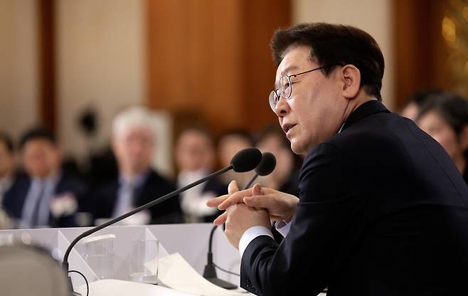 이재명 대통령이 9일 청와대에서 열린 국민경제자문회의 제1차 전체 회의에서 발언하고 있다. [청와대통신사진기자단]