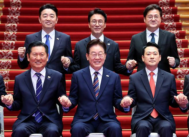 이재명 대통령이 지난 7일 청와대에서 여야정 민생경제 협의체 회담에 앞서 정청래 더불어민주당 대표, 장동혁 국민의힘 대표의 손을 잡고 기념촬영을 하고 있다. 뒷줄은 왼쪽부터 강훈식 대통령비서실장, 김민석 국무총리, 홍익표 정무수석.