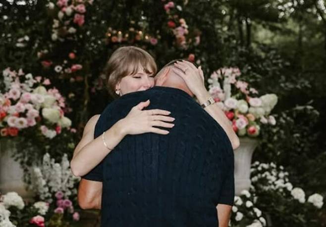 테일러 스위프트와 트래비스 켈시가 약혼을 발표했다. 사진ㅣ테일러 스위프트SNS