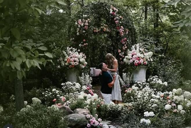 테일러 스위프트와 트래비스 켈시가 약혼을 발표했다. 사진ㅣ테일러 스위프트SNS