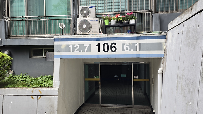 이화여대 인근의 한 아파트 모습이다. 전 모씨(52)는 임대인 동의없이 이 아파트를 무단 전대해 쉐어하우스를 운영해온 것으로 알려졌다. [박자경 기자]