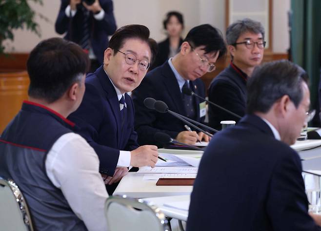 이재명 대통령이 10일 청와대에서 열린 전국민주노동조합총연맹 초청 간담회에서 발언하고 있다. 이 대통령은 민주노총에 사회적 대화 기구 복귀를 요청했다.  김호영 기자