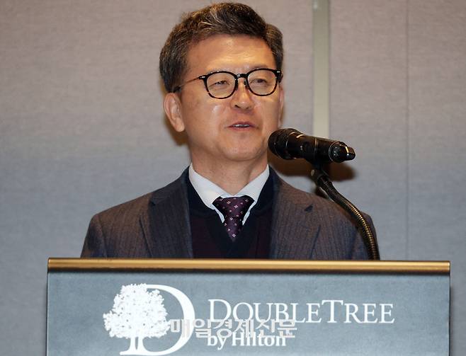 정영배 성남상의 회장이 10일 열린 ‘제8기 매일경제-성남상공회의소 최고경영자과정’ 입학식에서 환영사를 하고 았다. [유용석 기자]