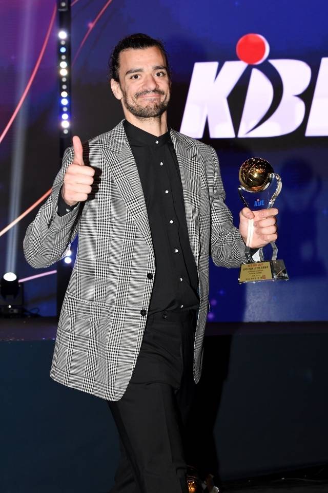 이번 시상식의 주인공이기도 했던 마레이. 그는 MVP는 물론 최우수수비상, 베스트 5, 리바운드상, 스틸상을 수상하며 5관왕에 올랐다. 사진=KBL 제공