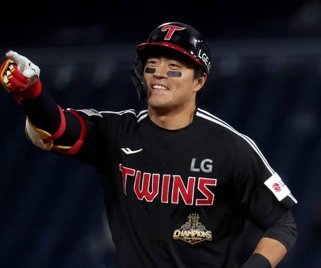 8일 경남 창원NC파크에서 열린 프로야구 2026 KBO리그 LG 트윈스와 NC 다이노스의 경기. 6회 초 1사 1루 상황 LG 5번 천성호가 2점 홈런을 치고 기뻐하고 있다. 사진=연합뉴스