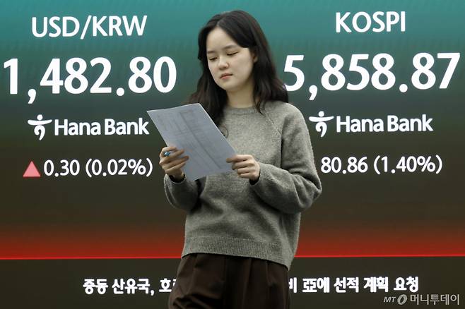 미국과 이란의 대면 휴전 협상에 대한 기대감에 코스피와 코스닥이 동반 상승세를 보인 10일 오후 서울 중구 하나은행 딜링룸 전광판에 코스피 등 종가가 표시되고 있다. /사진=뉴스1