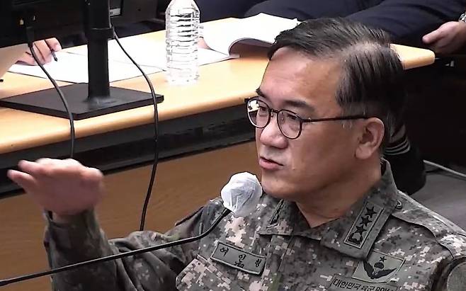 여인형 전 국군방첩사령관이 지난해 11월 서울 서초구 서울중앙지법에서 열린 윤석열 전 대통령의 내란 우두머리 혐의 재판에 증인으로 출석해 발언하고 있다./사진=뉴스1