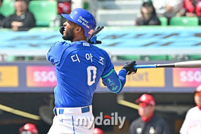 17일 인천 SSG랜더스필드에서 열린 '2026 신한 SOL BANK KBO리그' SSG 랜더스와 삼성 라이온즈 시범경기. 삼성 디아즈가 1회초 2사 2루에 뜬공을 바라보고 있다./마이데일리