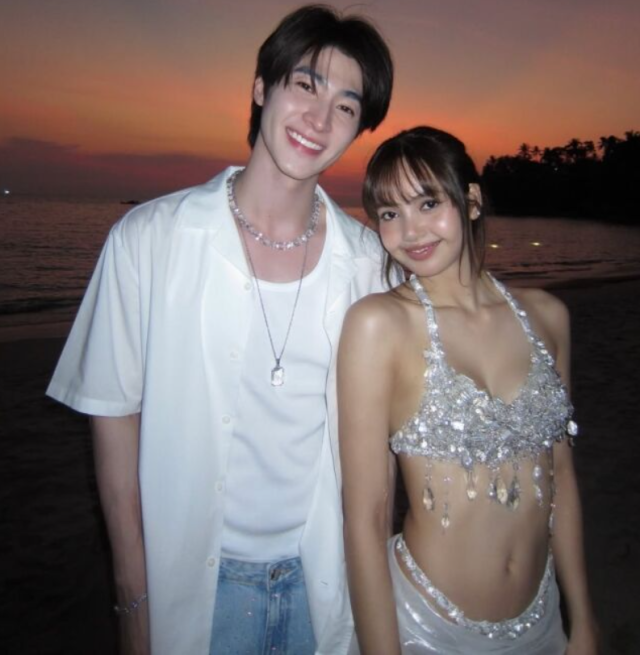 그룹 블랙핑크(BLACKPINK)의 멤버 리사(29)가 태국의 청춘스타 블루 퐁티왓(26)과 함께한 다정한 근황을 공개해 전 세계 팬들의 이목을 집중시켰다./블루 퐁티왓 소셜미디어