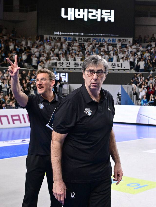 현대캐피탈 파비오 코치가 4차전 승리 후 본부석을 보며 손가락 3개를 펼치고 있다 / 한국배구연맹(KOVO)