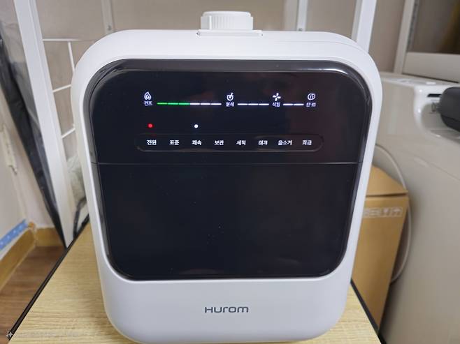 쾌속모드로 가동 중인 휴롬 음식물처리기 2세대. 직관적인 디스플레이로 처리 과정을 한눈에 볼 수 있다. 최은지 기자.