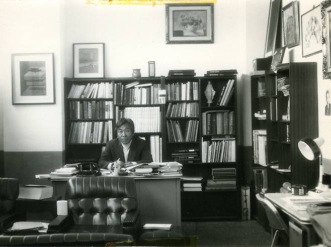 1976년 한국근대미술연구소 집무실의 이구열. [리움미술관 자료실 소장. 이구열 기증]