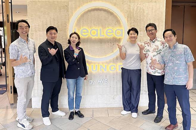 한국과 일본의 최고 여행기업 간 의기투합. 송미선 하나투어 대표(사진 왼쪽 세번째)가 하나투어와 H.I.S. 관계자들과 함께 하와이 와이키키 레아레아 라운지 앞에서 기념촬영에 임하고 있다.