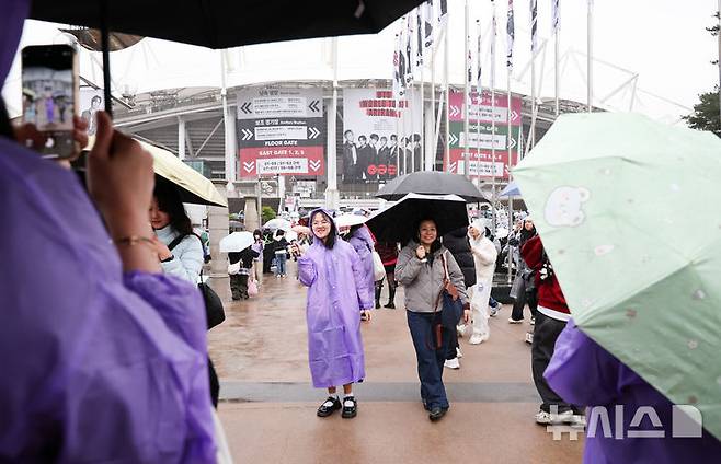 [고양=뉴시스] 황준선 기자 = 9일 오후 그룹 BTS(방탄소년단)의 월드투어 공연이 열리는 경기 고양시 고양종합운동장을 찾은 팬들이 기념촬영을 하고 있다. 2026.04.09. hwang@newsis.com