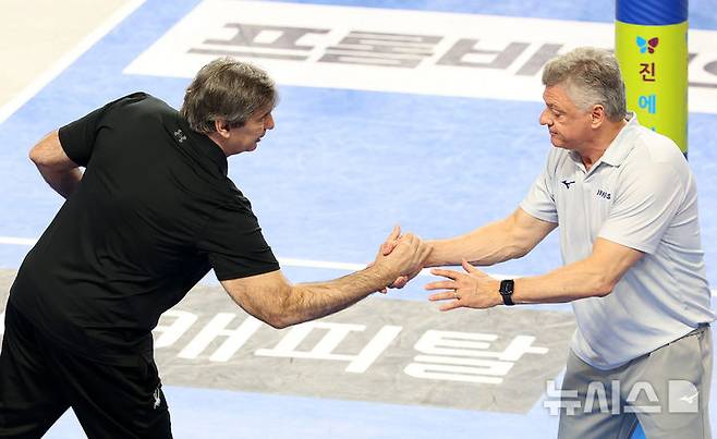 [천안=뉴시스] 이영환 기자 = 6일 오후 충남 천안시 서북구 유관순체육관에서 열린 2025-2026 V-리그 남자부 챔피언결정전 3차전 현대캐피탈과 대한항공의 경기, 필립 블랑(왼쪽) 현대캐피탈 감독과 헤난 달 조토 대한항공 감독이 인사를 나누고 있다. 2026.04.06. 20hwan@newsis.com