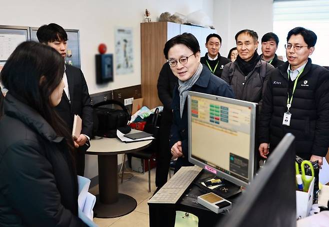 [서울=뉴시스] 김정관 산업통상부 장관이 19일 범부처 합동점검단과 함께 서울 송파구에 위치한 정유사 직영 주유소 불시 점검을 하고 있다. (사진=산업통상부 제공) 2026.03.19. photo@newsis.com *재판매 및 DB 금지