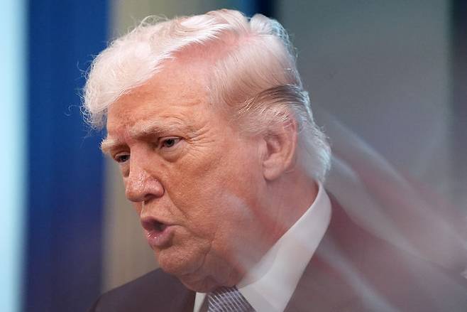 [워싱턴=AP/뉴시스]도널드 트럼프 미국 대통령이 지난 6일(현지 시간) 백악관에서 기자회견을 열고 발언하고 있다. 2026.04.07.