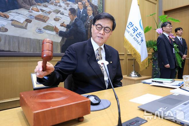 [서울=뉴시스] 사진공동취재단 = 이창용 한국은행 총재가 10일 서울 중구 한국은행 본관에서 열린 금융통화위원회 본회의에서 의사봉을 두드리고 있다. 2026.04.10. photo@newsis.com