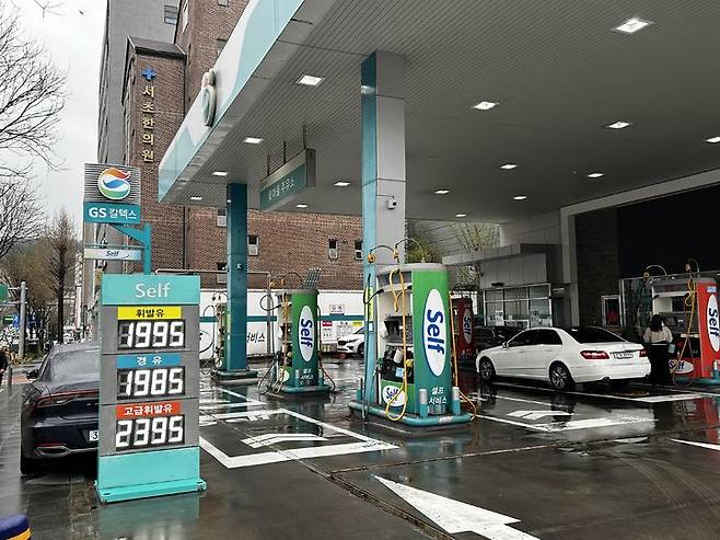 [서울=뉴시스] 10일 오전 서울 서초구의 한 주유소 모습.뉴시스DB,2026.04.10.photo@newsis.com *재판매 및 DB 금지