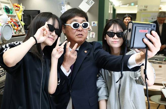 [서울=뉴시스] 최휘영 문화체육관광부 장관이 10일 서울 영등포구 선유도서관에서 열린 '제4회 도서관의 날' 기념식에 참석했다. 기념식에 앞서 도서관 내 청소년 이용자 전용공간 '사이로'의 사진존에서 학생들과 함께 기념촬영을 하고 있다. (사진=문화체육관광부 제공) 2026.04.10. photo@newsis.com *재판매 및 DB 금지