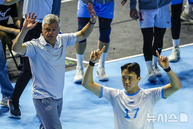 [인천=뉴시스] 정병혁 기자 = 10일 인천 계양구 인천계양체육관에서 열린 2025-2026 V리그 챔피언결정전 5차전 대한항공과 현대캐피탈의 경기, 대한항공 헤난 달 조토 감독이 지시를 내리고 있다. 2026.04.10. jhope@newsis.com