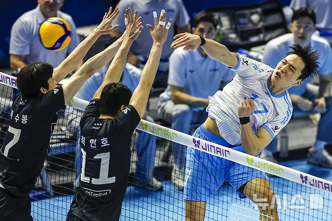 [인천=뉴시스] 정병혁 기자 = 10일 인천 계양구 인천계양체육관에서 열린 2025-2026 V리그 챔피언결정전 5차전 대한항공과 현대캐피탈의 경기, 대한항공 임동혁이 공격하고 있다. 2026.04.10. jhope@newsis.com