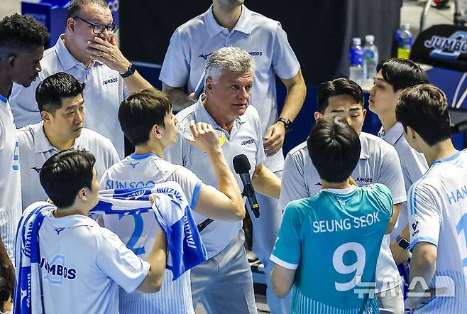 [인천=뉴시스] 정병혁 기자 = 10일 인천 계양구 인천계양체육관에서 열린 2025-2026 V리그 챔피언결정전 5차전 대한항공과 현대캐피탈의 경기, 대한항공 헤난 달 조토 감독이 지시를 내리고 있다. 2026.04.10. jhope@newsis.com