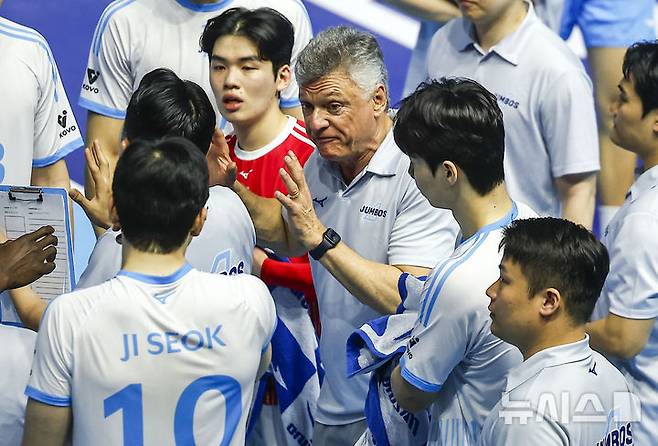 [인천=뉴시스] 정병혁 기자 = 10일 인천 계양구 인천계양체육관에서 열린 2025-2026 V리그 챔피언결정전 5차전 대한항공과 현대캐피탈의 경기, 대한항공 헤난 달 조토 감독이 지시를 내리고 있다. 2026.04.10. jhope@newsis.com