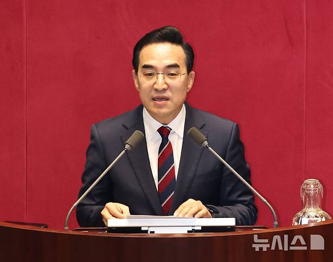 [서울=뉴시스] 김금보 기자 = 박홍근 기획예산처 장관이 10일 오후 서울 여의도 국회에서 열린 제434회국회(임시회) 제3차 본회의에서 2026년도 제1회 추가경정예산안 의결을 앞두고 정부측 증액동의 발언을 하고 있다. 2026.04.10. kgb@newsis.com